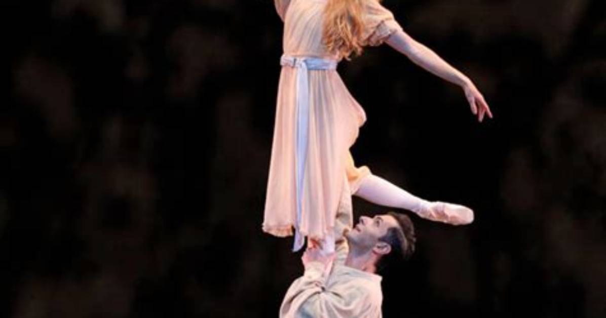 Ballet Torch Lift: the Graceful Fusion of Strength and Elegance
