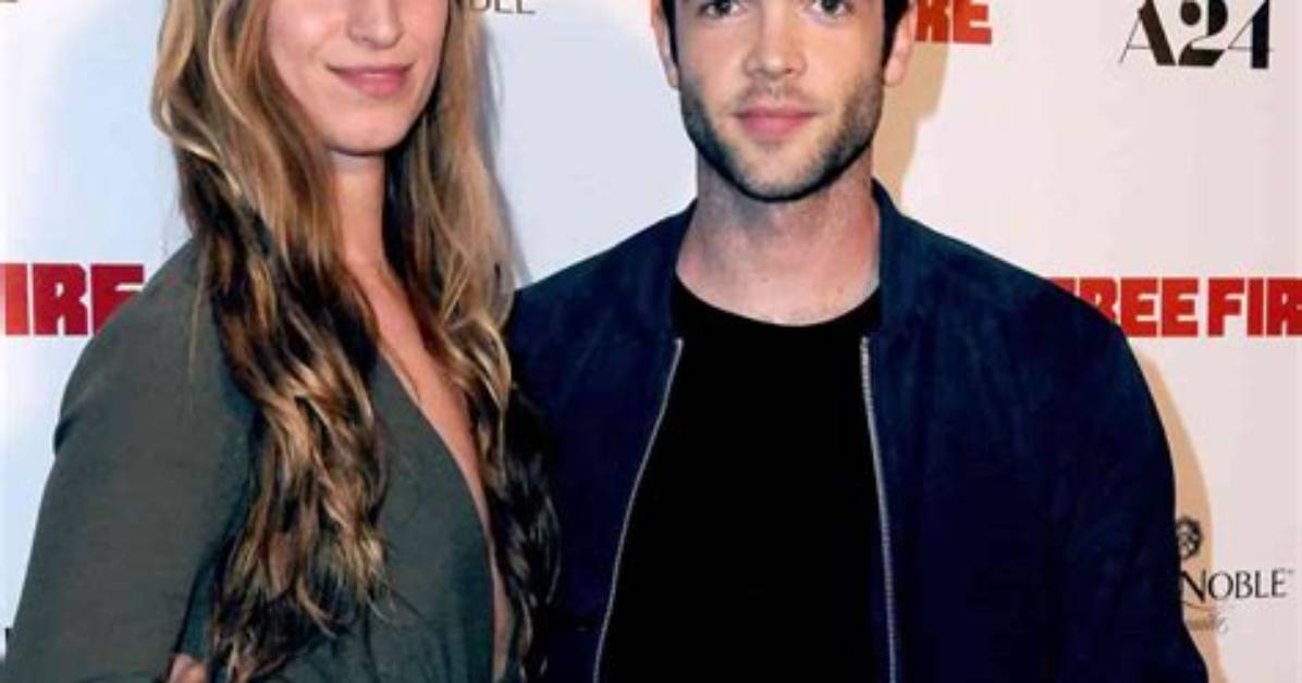 Ethan Peck Is Not Married to Wife. Dating Girlfriend: Molly Swenson. Kids