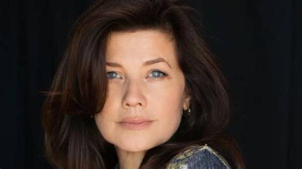 Exploring Daphne Zuniga's Net Worth and Financial Success
