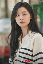 Kim Ji-Won's Age and Dating Life Unveiled