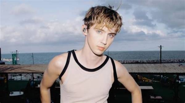 Unlocking Troye Sivan's Physical Attributes: Height and Weight Revealed